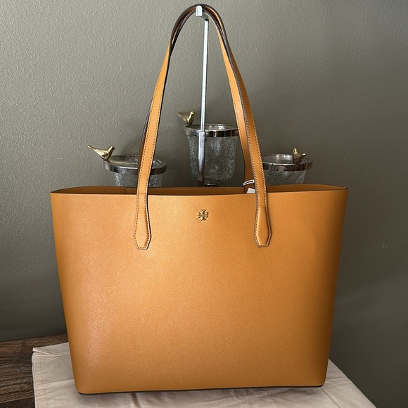 Tory Burch Handbags - Tory Burch blake saffiano tote